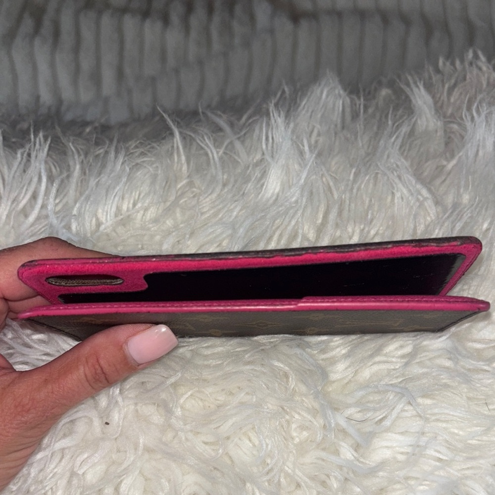 Louis Vuitton Phone Case - Picture 9 of 13